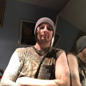 SLEEVELESS CAMO SHIRT.